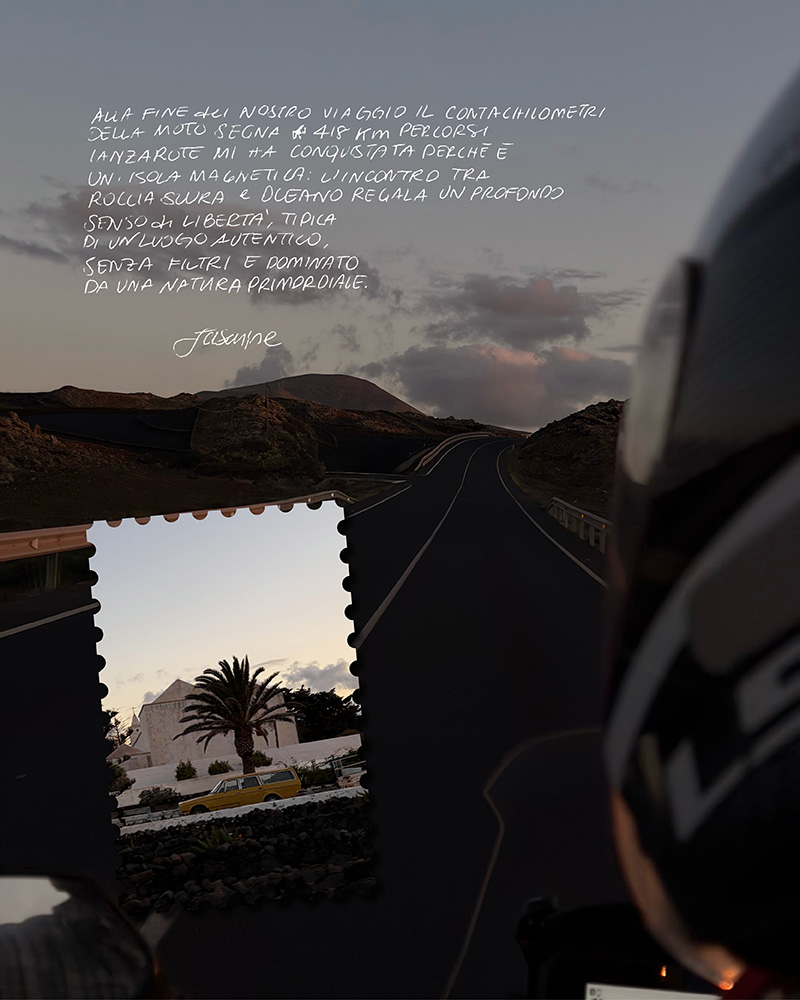 Riflesso di una strada e un paesaggio di Lanzarote nello specchietto retrovisore di una moto con testo manoscritto sullo sfondo al tramonto.